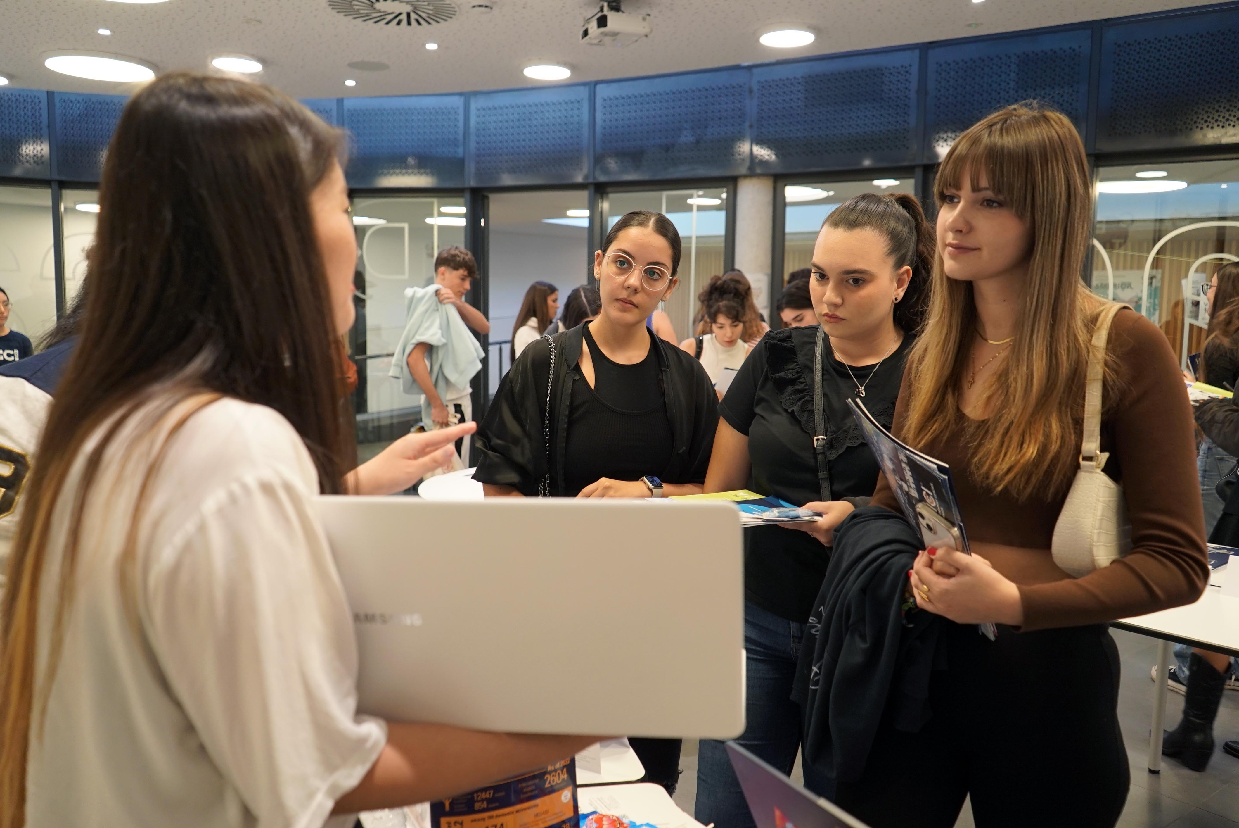 Photography from: 5 ventajas de realizar un intercambio universitario | CETT